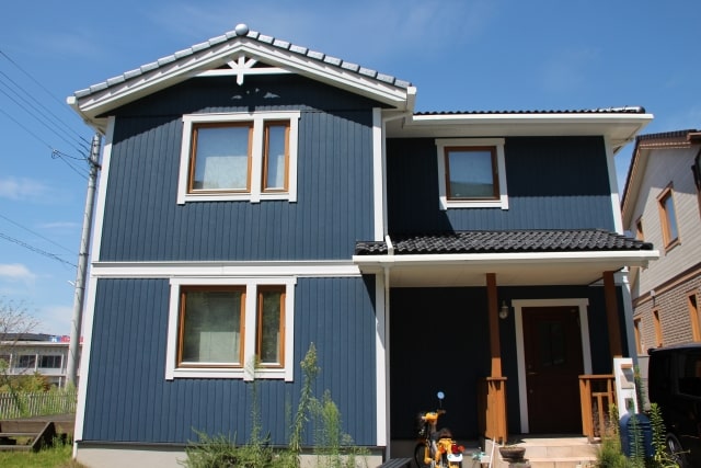 外壁の色が青の家